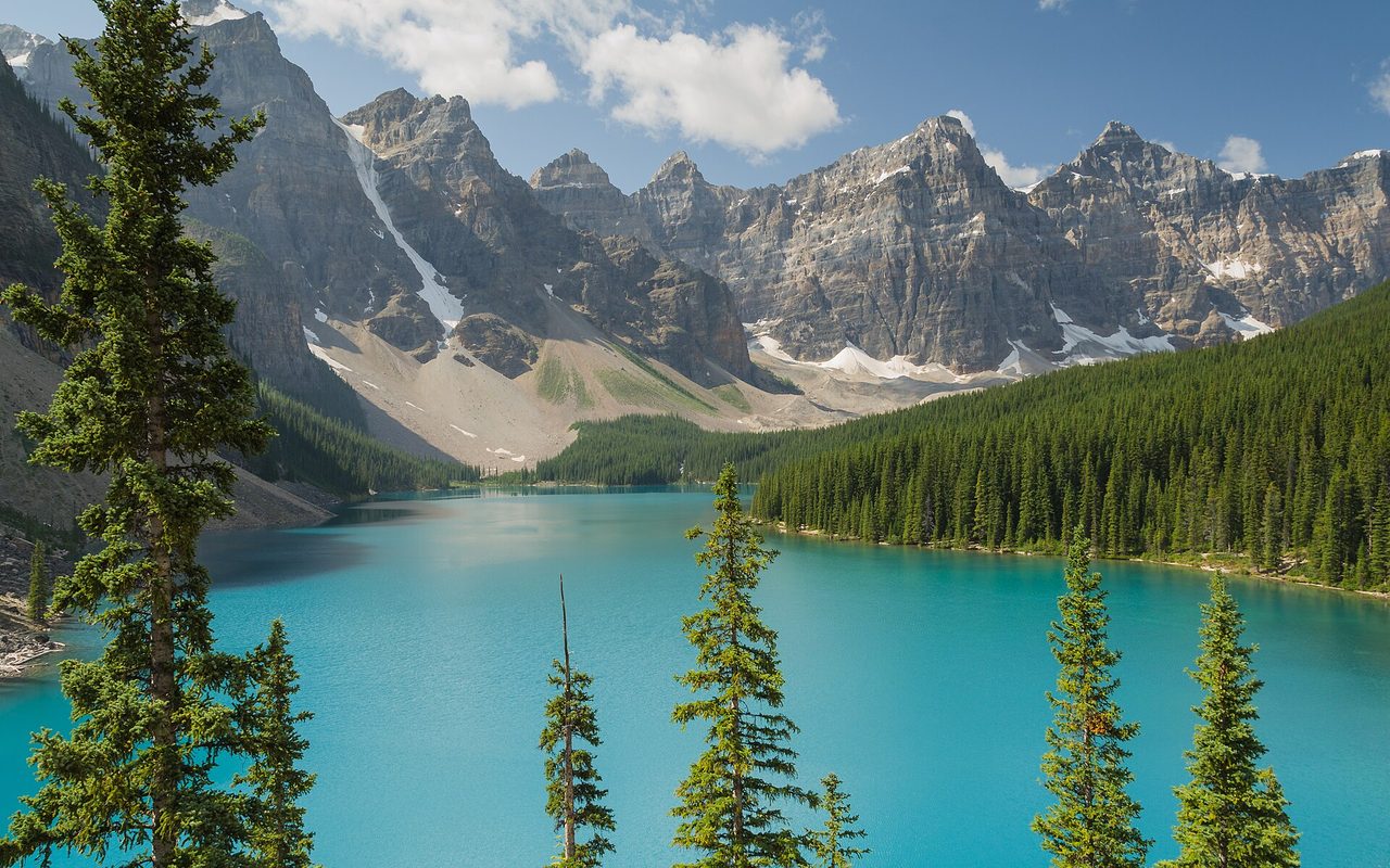 Turquoise water of Moraine Lake with the Valley of the Ten Peaks behind it