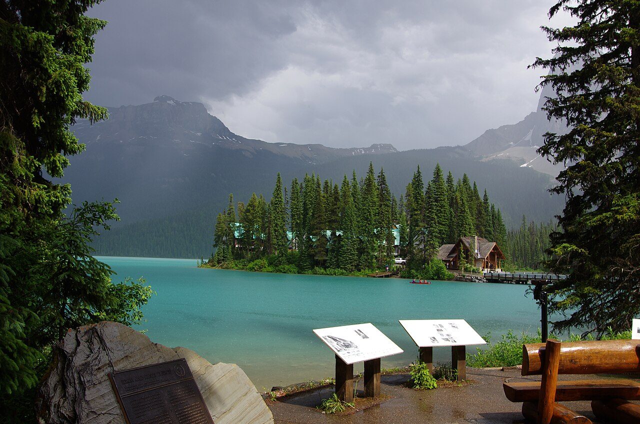 The turquoise water of Emerald Lake in Yoho National Park with the lodge and peaks behind