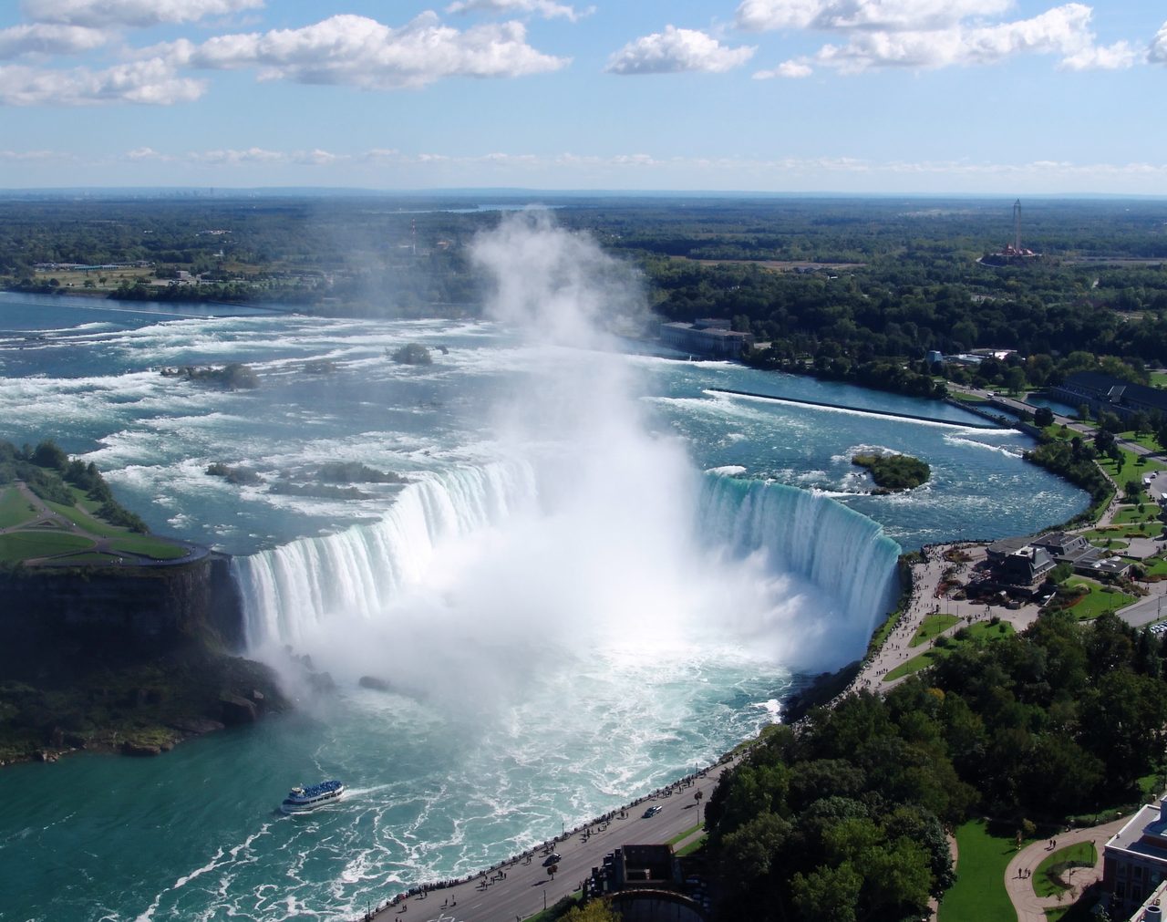 Horseshoe Falls at Niagara Falls thundering over the cliff edge