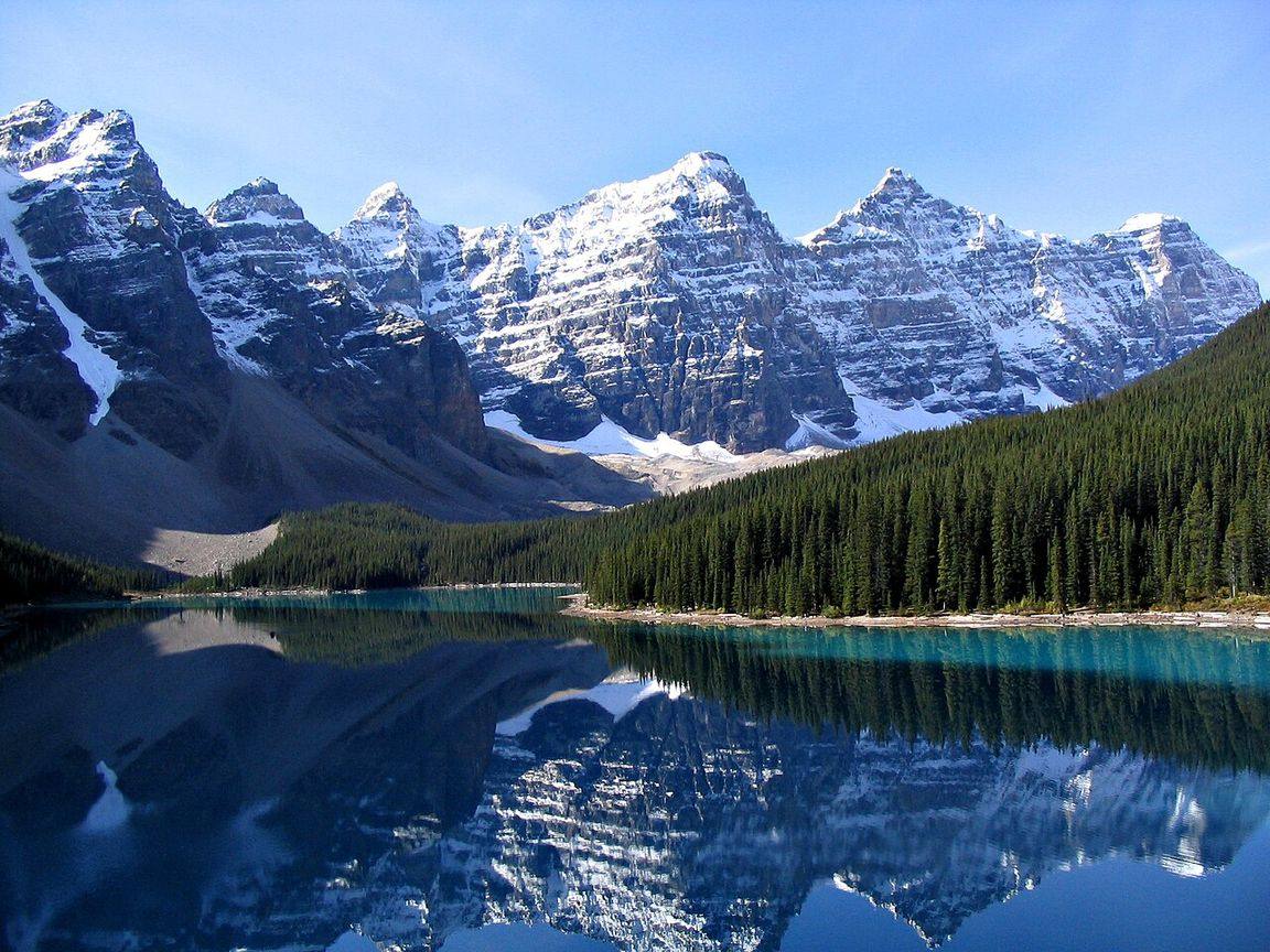 Turquoise water and the Valley of the Ten Peaks at Moraine Lake in Banff National Park, Alberta